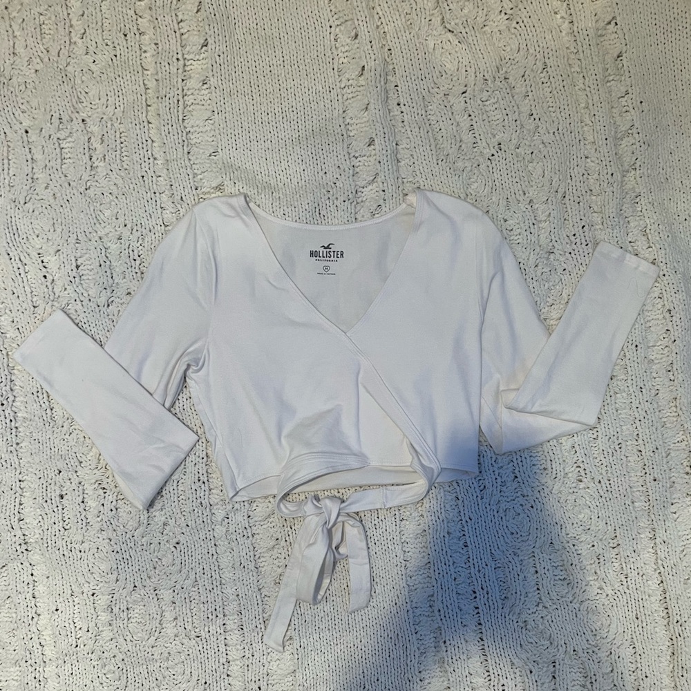Super cute cropped long sleeve white tee with tie detail.